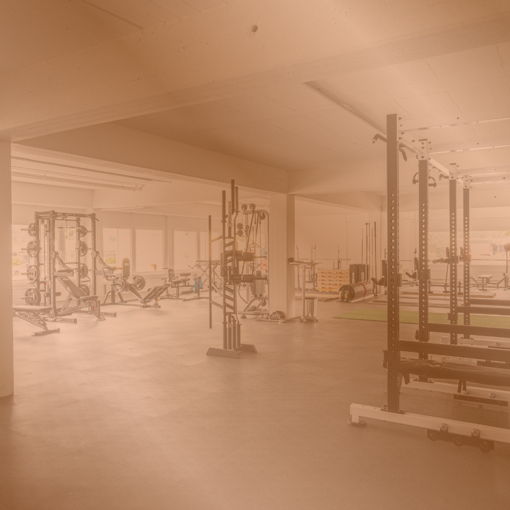 eine powerlifterin an einem squat wettkampf