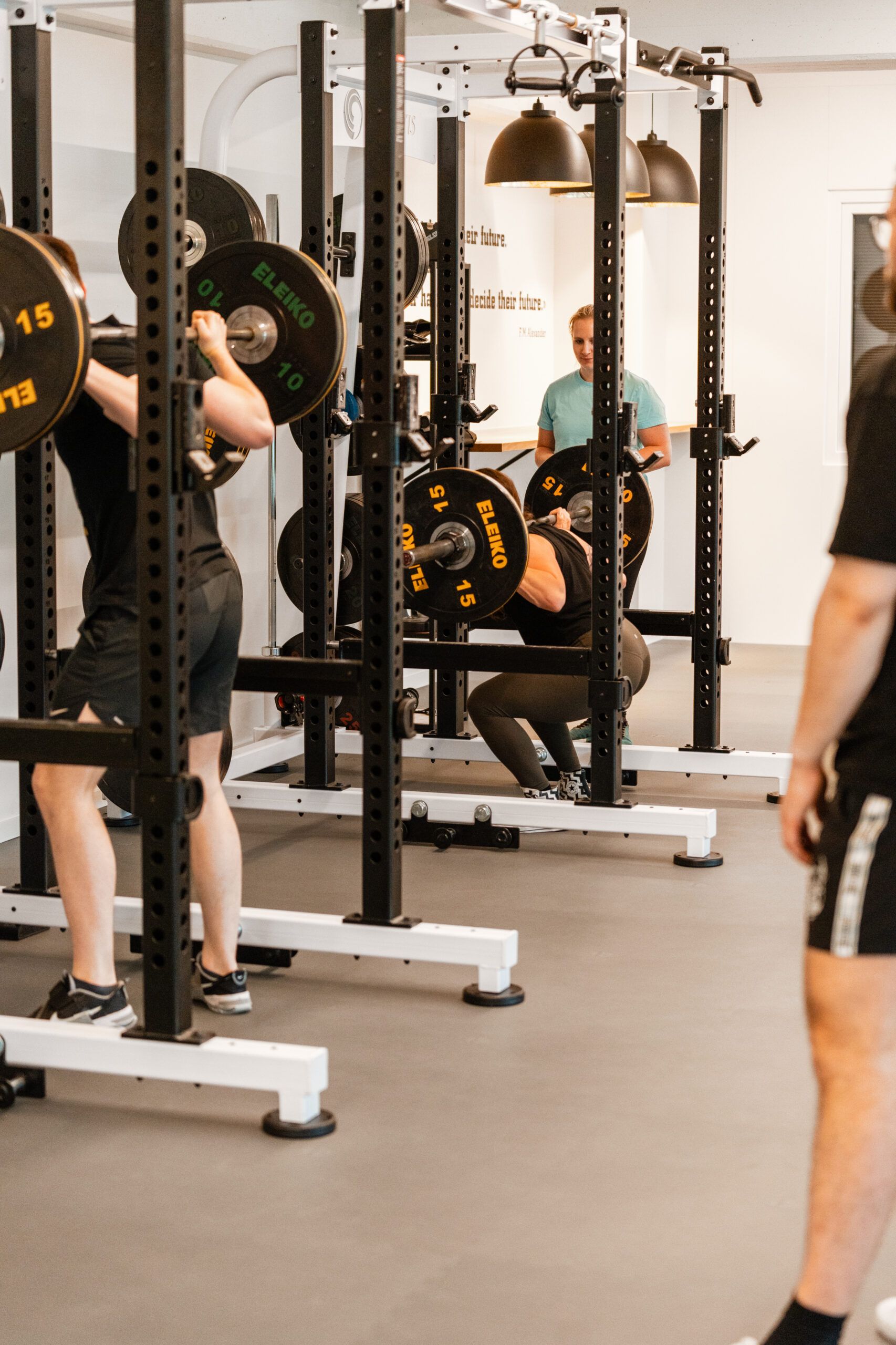 personen beim krafttraining