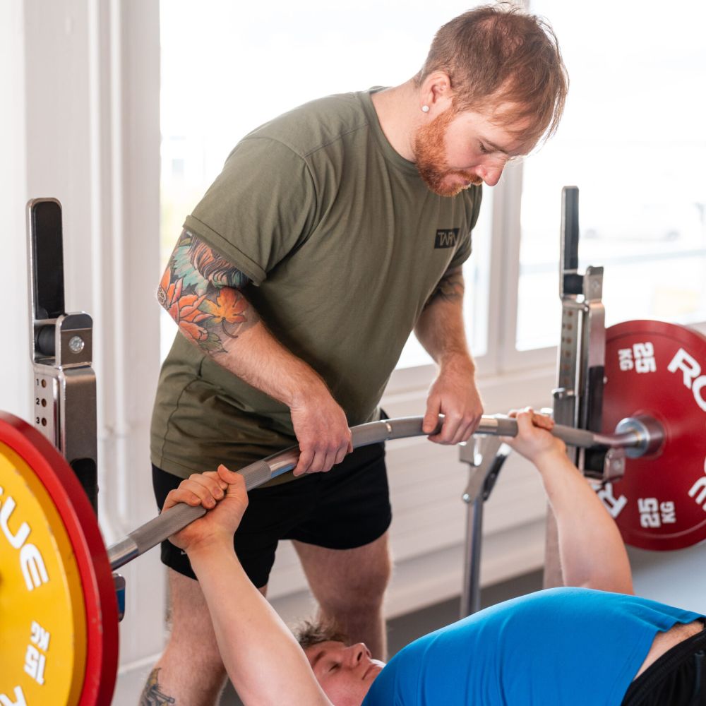 eine powerlifterin an einem squat wettkampf