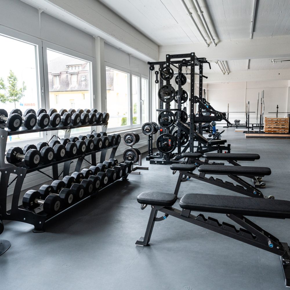 eine powerlifterin an einem squat wettkampf